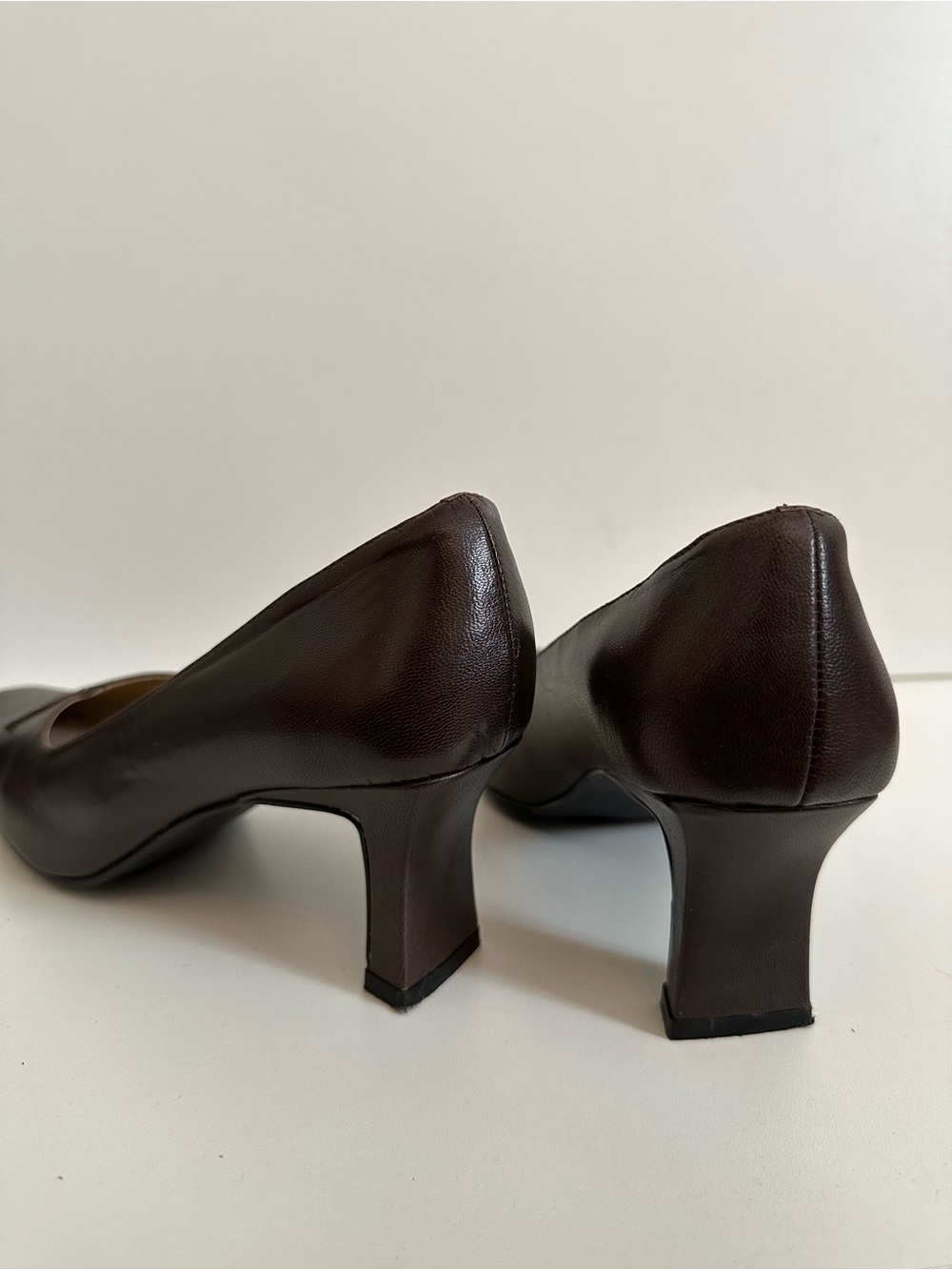 Vintage Women's Brown Mid Heel Pump - Sleek Leather Look | Size 7.5